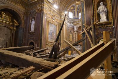 vista dell'interno della chiesa dopo il crollo